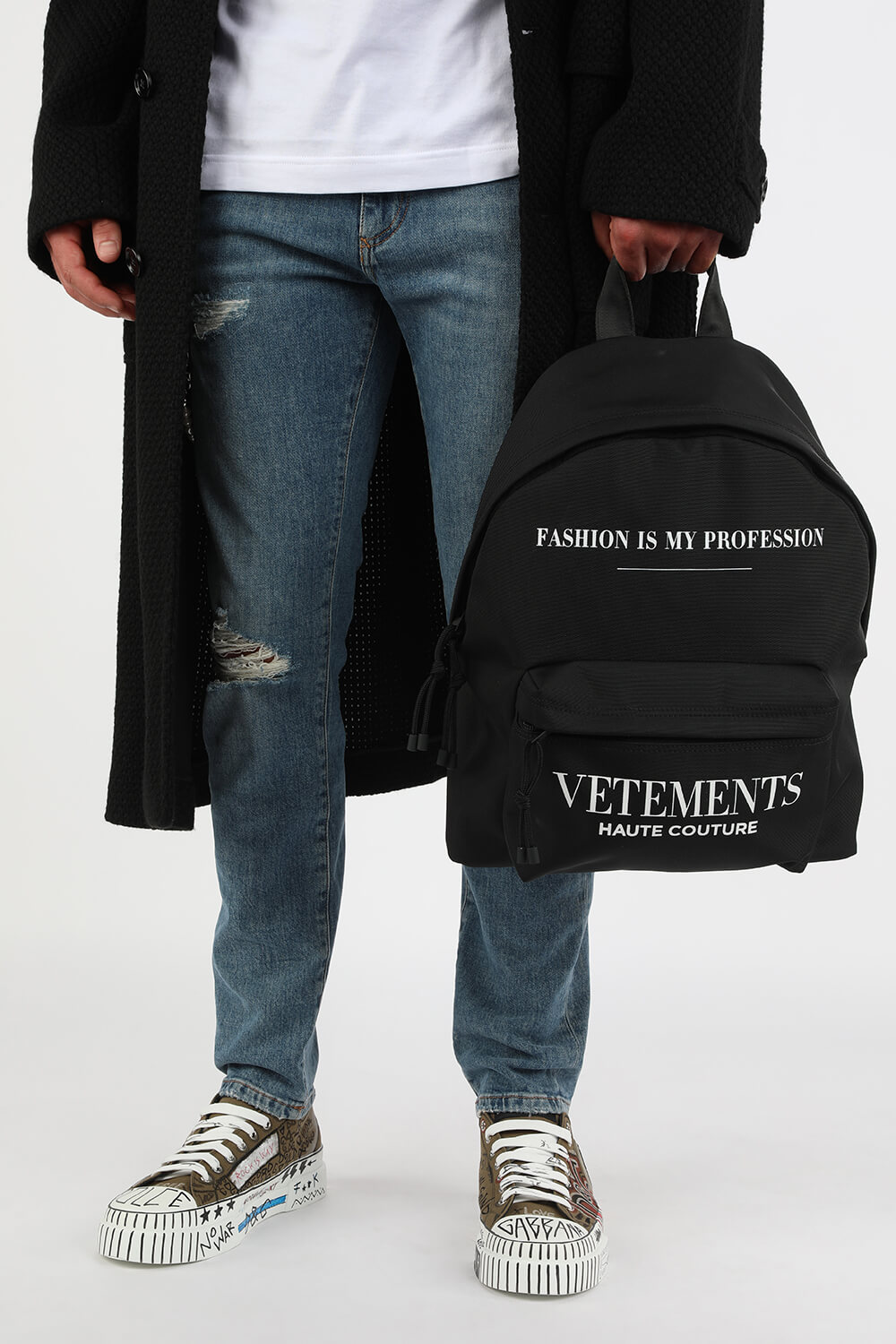 תמונת כל הלוק של תיק גב קלאסי עם כיתוב ממותג בגוון שחור